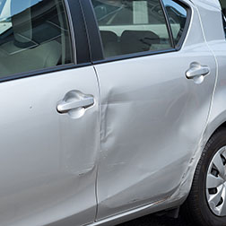 Schaden an der Autoseite - Karosserie-Instandsetzung auch bei größeren Schäden
